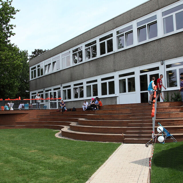 Terrassenanbau an der Alfred-Herrhausen-Schule in Düsseldorf, Modellversuch "Schulkunst - Kunst verändert Schule"
