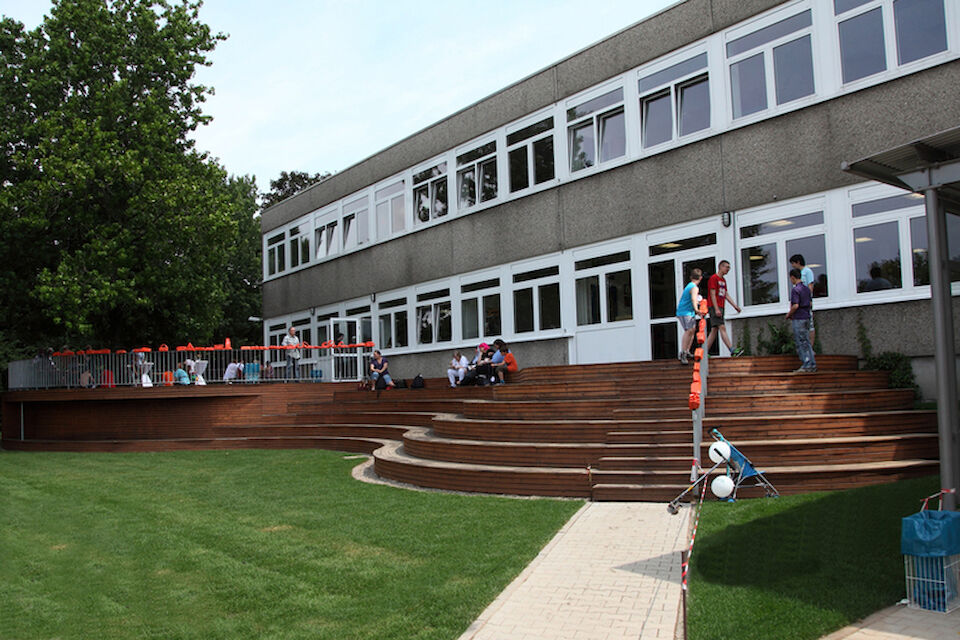 Terrassenanbau an der Alfred-Herrhausen-Schule in Düsseldorf, Modellversuch &quot;Schulkunst - Kunst verändert Schule&quot;