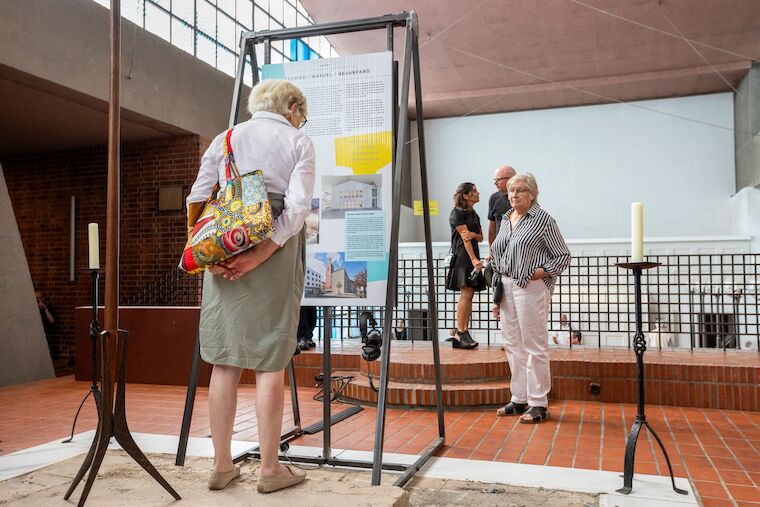 Die Ausstellung wird angesehen. Eröffnung von „Kirchen als Vierte Orte – Perspektiven des Wandels“, 1.9.2024, Heilig-Geist-Kirche, Essen. Foto: Claudia Dreyße