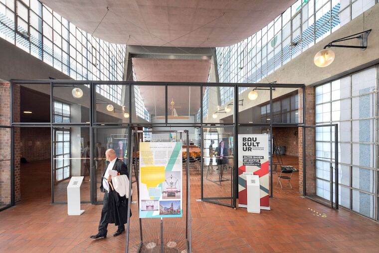 Und auch der Geistliche verlässt am Ende die Kirche. Ausstellungseröffnung „Kirchen als Vierte Orte – Perspektiven des Wandels“, 1.9.2024, Heilig-Geist-Kirche, Essen. Foto: Claudia Dreyße