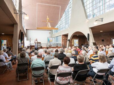 Ökumenischer Transformationsgottesdienst während der Ausstellungseröffnung „Kirchen als Vierte Orte – Perspektiven des Wandels“, 1.9.2024, Heilig-Geist-Kirche, Essen. Foto: Claudia Dreyße