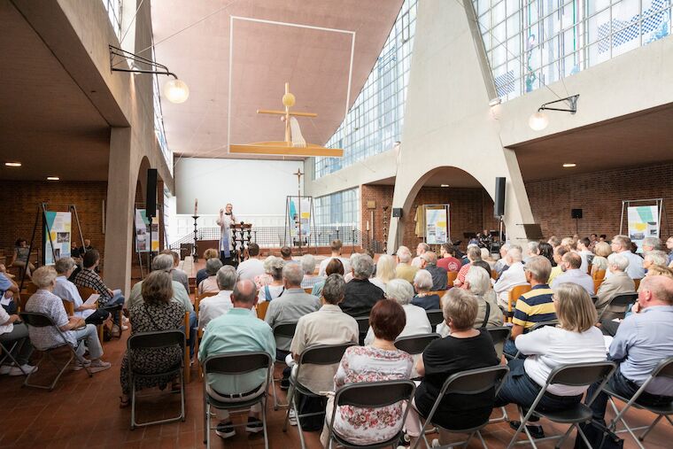 Ökumenischer Transformationsgottesdienst während der Ausstellungseröffnung „Kirchen als Vierte Orte – Perspektiven des Wandels“, 1.9.2024, Heilig-Geist-Kirche, Essen. Foto: Claudia Dreyße