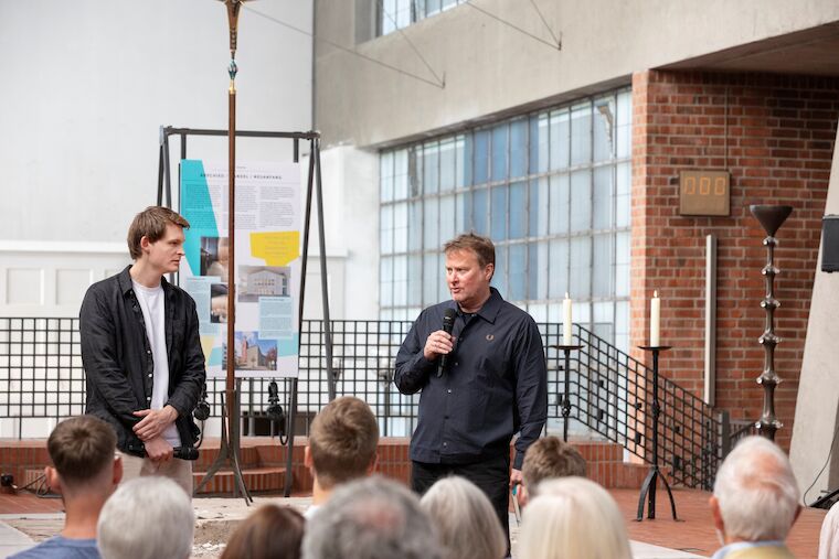 Kurator Felix Hemmers von Baukultur NRW und Peter Köddermann, Geschäftsführung Programm von Baukultur NRW, während der Ausstellungseröffnung „Kirchen als Vierte Orte – Perspektiven des Wandels“, 1.9.2024, Heilig-Geist-Kirche, Essen. Foto: Claudia Dreyße