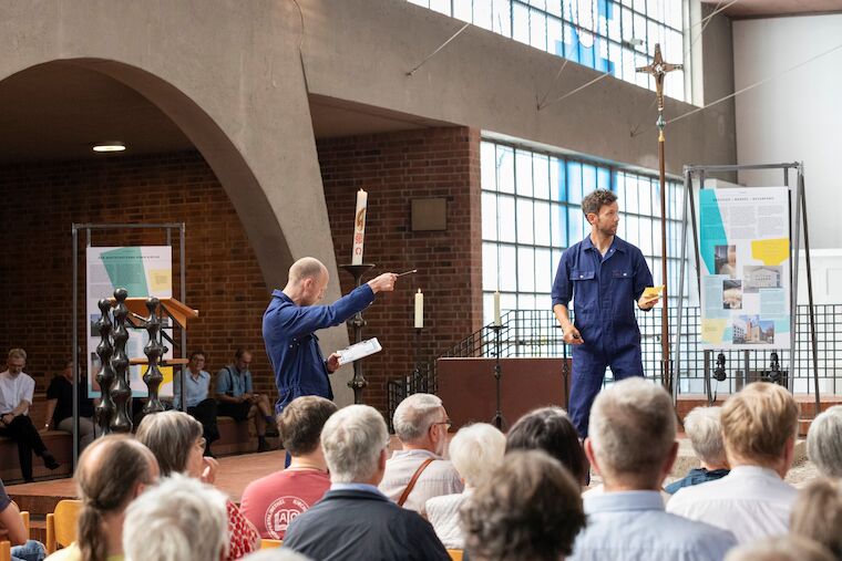 Das „Brachland Ensemble“ inszeniert den Übergang von der kirchlichen Nutzung zur Ausstellung. Ausstellungseröffnung „Kirchen als Vierte Orte – Perspektiven des Wandels“, 1.9.2024, Heilig-Geist-Kirche, Essen. Foto: Claudia Dreyße