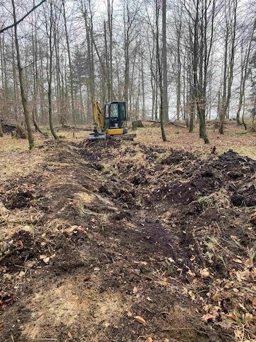 Die Entwässerungsgräben werden neu aufgefüllt: Hierfür rückt auch schweres Gerät an. Foto: Marietta Puhl, Kreis Soest.