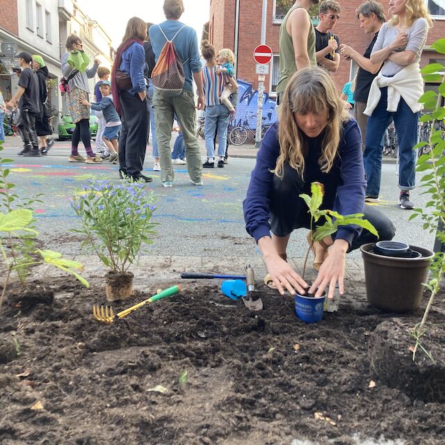 Neuer Platz für Begegnung, Biodiversität, Klimaschutz und Klimaanpassung: Der Verein Grün statt Grau e. V. schafft grüne Oasen in Münster.