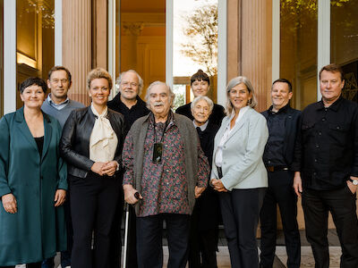 Johanna Debik, Vorständin Montag Stiftung Urbane Räume; Dr. Bernd Bach, Vorstand Montag Stiftungen; Ina Brandes, Ministerin für Kultur und Wissenschaft des Landes Nordrhein-Westfalen; Prof. Benedikt Stahl, Alanus Hochschule; Carl Richard Montag, Stifter der Montag Stiftungen; Gabriele Montag; Junior-Professorin Miriam Hamel, Alanus Hochschule; Dr. Nina Lemmens, Embassy for Democracy; Prof. Dr. Florian Kluge, Alanus Hochschule; Peter Köddermann, Geschäftsführung Programm Baukultur NRW. Foto: Simon Veith