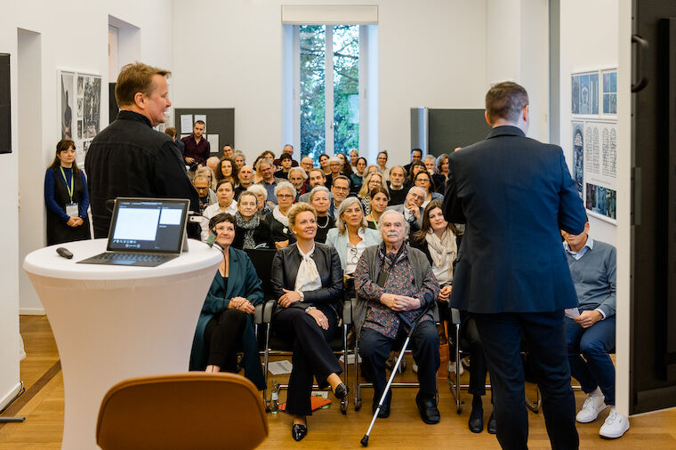 Die Moderatoren Peter Köddermann (links) von Baukultur NRW und Florian Kluge von der Alanus Hochschule vor dem Publikum der Veranstaltung „Wir bauen Demokratie“ in Bonn. Foto: Simon Veith