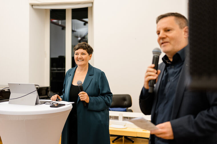 Johann Debik, Vorständin der Montag Stiftung Urbane Räume, und Florian Kluge, Alanus Hochschule, bei der Veranstaltung „Wir bauen Demokratie“ am 22.10.2024 in Bonn. Foto: Simon Veith