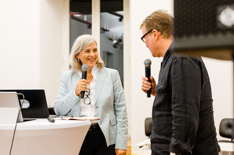 Dr. Nina Lemmens, Embassy for Democracy, im Gespräch mit Peter Köddermann, Baukultur NRW. Foto: Simon Veith