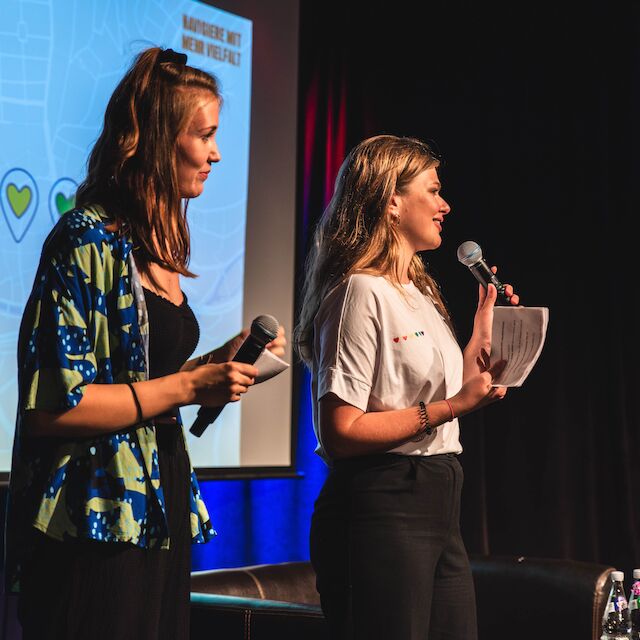 Anna Nill und Kira Sandrock bei der Veröffentlichung des Stadtkaleidoskops, der queer-feministischen Karte von Wuppertal.