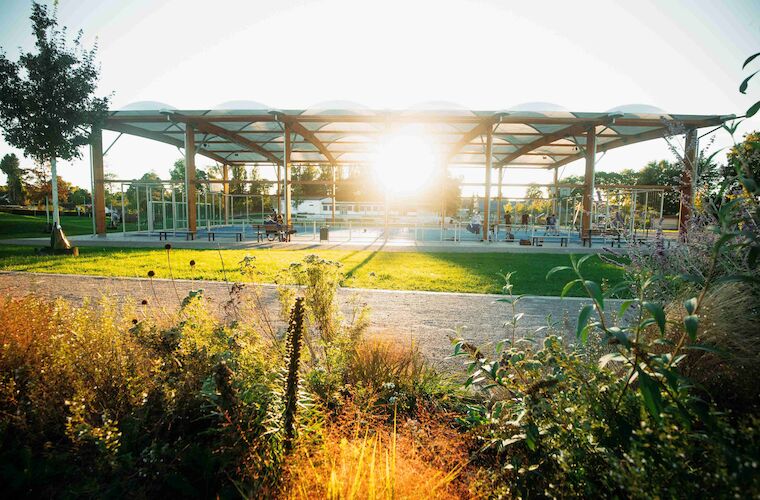 Attraktiv gestaltete Parks laden zur Bewegung ein, wie am Beispiel in Bochum die Freiluft-Sporthalle „Am Hausacker“. Foto: Ravi Sejk, Medienmalocher