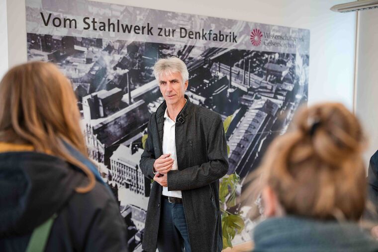 Wolfgang Jung, Geschäftsführer des Wissenschaftsparks Gelsenkirchen, erläuterte die Idee hinter dem Wissenschaftspark in Gelsenkirchen Ückendorf. Foto: Sebastian Becker