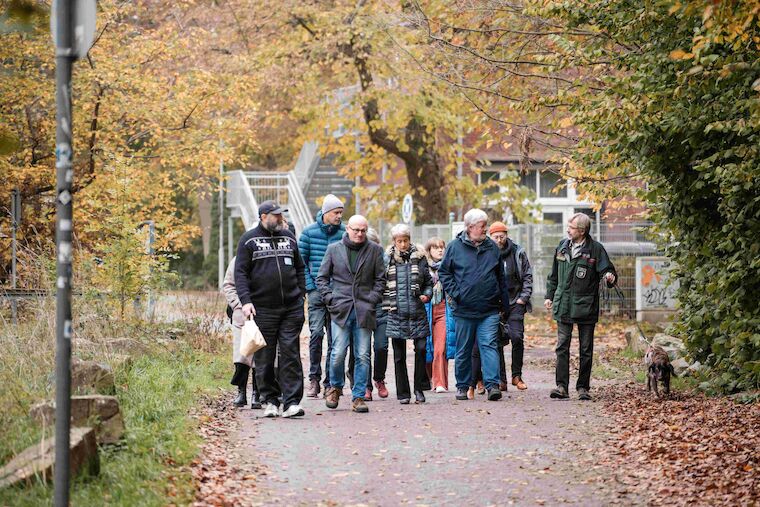 Mit Oliver Balke (rechts) von Forst und Wald NRW und seiner Hündin Ayka geht die Gruppe in den Industriewald. Nach der Stilllegung des Bergbaus wurde diese Fläche bewusst der Natur überlassen. Foto: Sebastian Becker