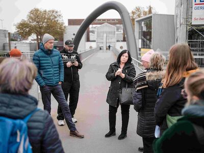 Birgit Jakoby, Projektmanagerin des ERIN Parks von NRW Urban, erläutert den Weg der ehemaligen Zeche Erin zum grünen Gewerbegebiet. Foto: Sebastian Becker
