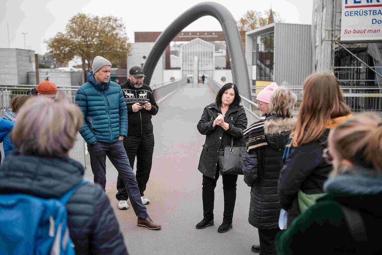 Birgit Jakoby, Projektmanagerin des ERIN Parks von NRW Urban, erläutert den Weg der ehemaligen Zeche Erin zum grünen Gewerbegebiet. Foto: Sebastian Becker
