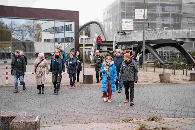 Die Gruppe auf dem Weg zum ERIN Park in Castrop-Rauxel. Foto: Sebastian Becker