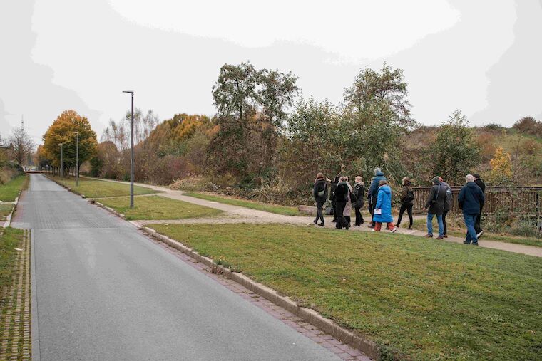 Erkunden das Areal des ERIN Parks: die Teilnehmerinnen und Teilnehmer der Tour zur ökologischen Transformation von Industrieflächen. Foto: Sebastian Becker
