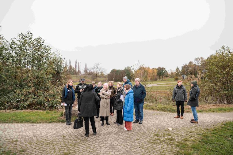 Erkunden mit Birgit Jakoby, Projektmanagerin von NRW Urban, das Areal des ERIN Parks: die Teilnehmerinnen und Teilnehmer der Tour zur ökologischen Transformation von Industrieflächen. Foto: Sebastian Becker