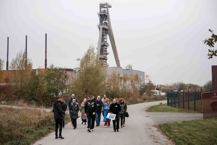 Sebastian Convent (links) von der Stadt Gelsenkirchen (Referat Umwelt) zeigte die Außenanlagen der Zeche Hugo. Foto: Sebastian Becker