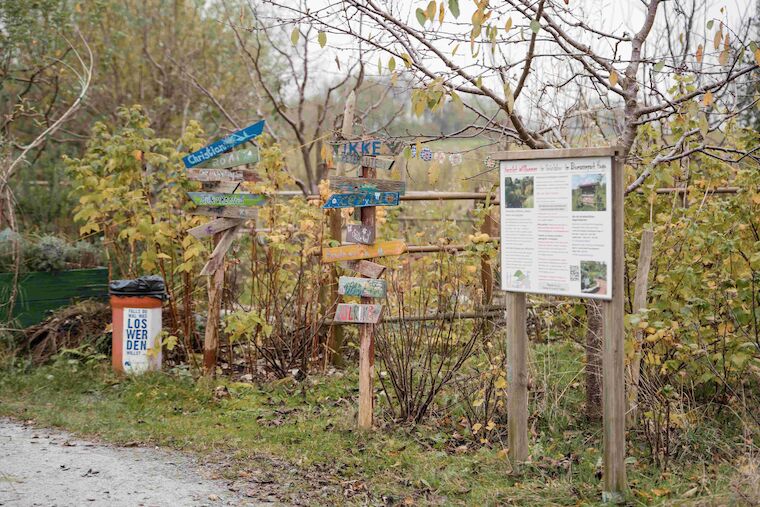 Wegweiser des Gemeinschaftsgartens auf dem Gebiet der Zeche Hugo. Foto: Sebastian Becker