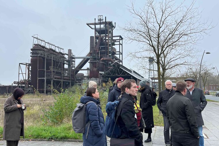 Dirk Stürmer (rechts), Vorsitzender der Geschäftsführung des Technologie-Zentrums, führte die Gruppe auf dem Gebiet von Phoenix West. Foto: Annabell Bialas