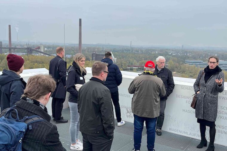 Dr. Helena Lischka (rechts), Leiterin Strategische Standortentwicklung, erläuterte über den Dächern die Entwicklung der ehemaligen Zeche Zollverein. Foto: Annabell Bialas