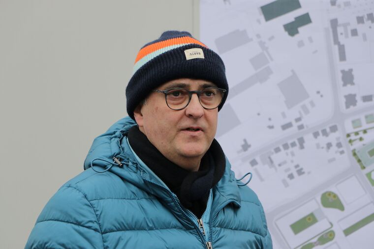 Achim Wixforth, Fachbereichsleiter Umwelt und Planung der Stadt Herne, erläutert die Bauarbeiten und Planungen für das Funkenberg Quartier in Herne. Foto: Timo Klippstein