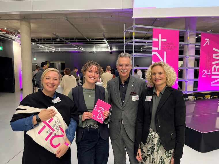 Betonten die hohe Relevanz des Austausches mit jungen Planerinnen und Planern (v. r.): Evelin Lux (Vizepräsidentin Bundesarchitektenkammer), Ernst Uhing (Präsident Architektenkammer NRW), Teresa Immler (Präsidentin nexture+) sowie Prof. Judith Reitz (Dekanin Peter Behrens School of Arts – HS Düsseldorf). Foto: Christof Rose/Architektenkammer NRW