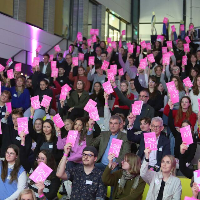 Einfordern der „Bauwende jetzt!“: Nach intensiver Arbeit in 14 Workshops verabschiedete das Nachwuchs-Plenum in Düsseldorf einstimmig die NAT:24-Erklärung“.