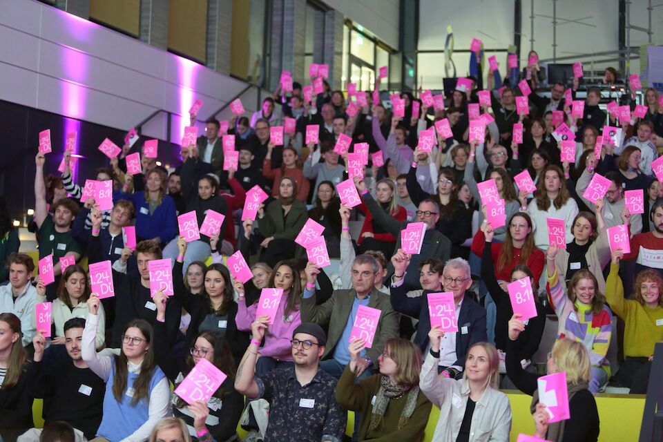 Einfordern der „Bauwende jetzt!“: Nach intensiver Arbeit in 14 Workshops verabschiedete das Nachwuchs-Plenum in Düsseldorf einstimmig die NAT:24-Erklärung“.