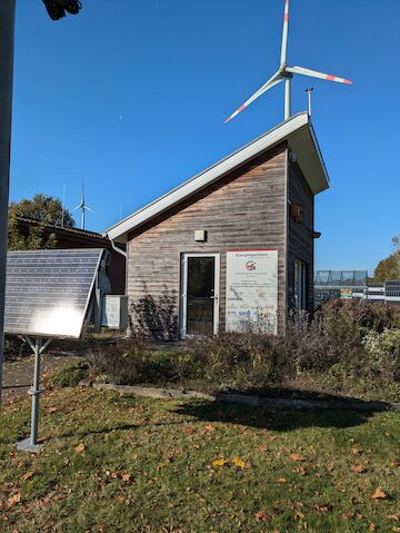 Das Energiesparhaus steht in unmittelbarer Nähe zum Lernstandort. Foto: Jan Heinsius