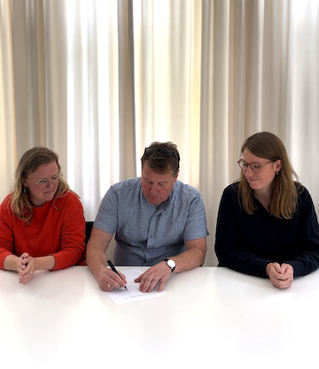 Unterzeichnen die Ruhr Charta StadtGesundheit (von links): Fenna Tinnefeld, Peter Köddermann und Annika Stremmer von Baukultur NRW. Foto: Annabell Bialas