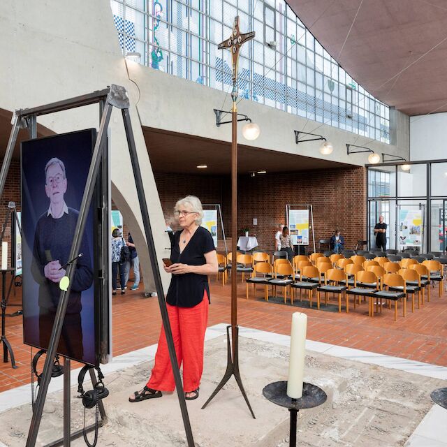 Foto der Ausstellungseröffnung in der Heilig-Geist-Kirche in Essen im Jahr 2024.