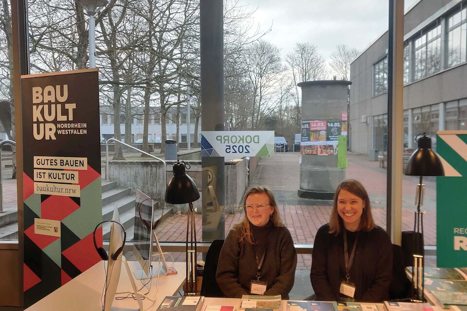 Fenna Tinnefeld (links) und Annika Stremmer von Baukultur NRW auf der DORKOP 2025.