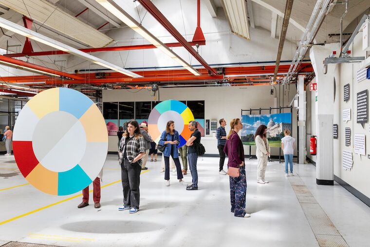 Colorful: die Ausstellung „380–780 nm. Farbe in Architektur und Stadt“; hier bei der Eröffnung 2024 in Düsseldorf. Foto: Claudia Dreyße