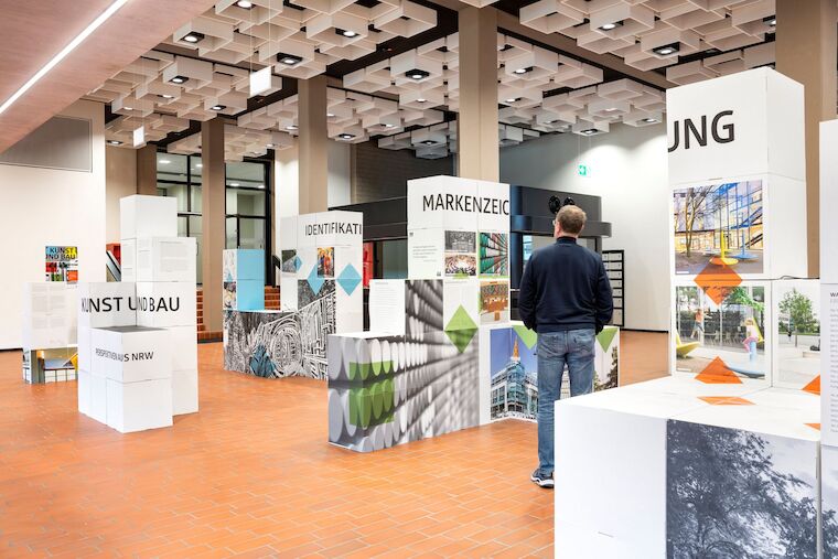 Die Ausstellung „Kunst und Bau. Perspektiven aus NRW“; hier 2024 an der TH Ostwestfalen in Lemgo. Foto: Claudia Dreyße