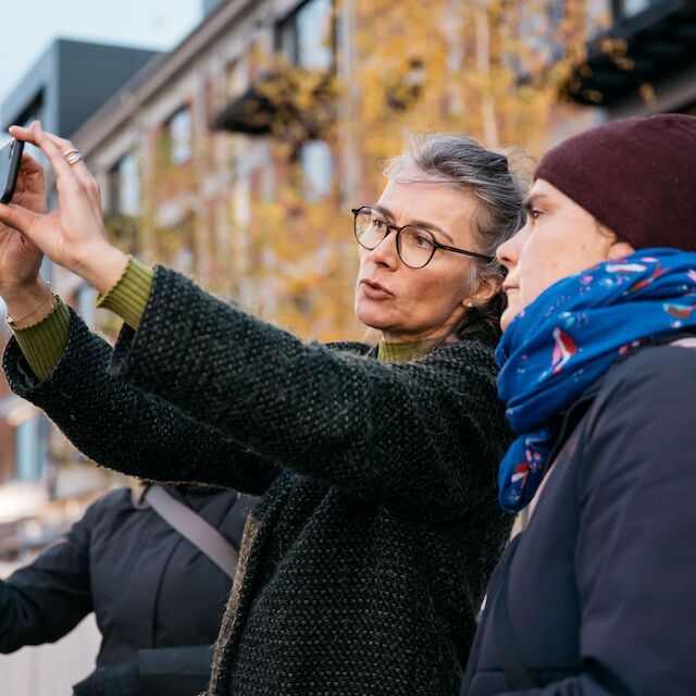 Fotografin Claudia Dreyße (links) zeigt Workshop-Teilnehmer*innen neue Perspektiven auf das Stadtgrün.