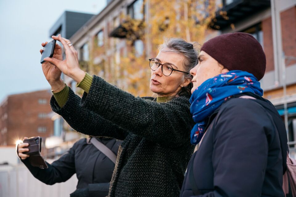 Fotografin Claudia Dreyße (links) zeigt Workshop-Teilnehmer*innen neue Perspektiven auf das Stadtgrün.