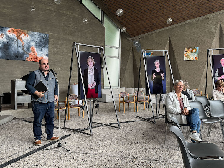 Dr. Jörg Beste spricht bei der Eröffnung der Ausstellung „Kirchen als Vierte Orte. Perspektiven des Wandels“ am 7. Mai 2025 in Köln. Foto: Felix Hemmers