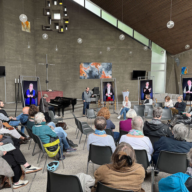 Dr. Jörg Beste spricht zu Gästen bei der Eröffnung der Ausstellung „Kirchen als Vierte Orte. Perspektiven des Wandels“ am 7. Mai 2025 in der Nathanaelkirche in Köln.
