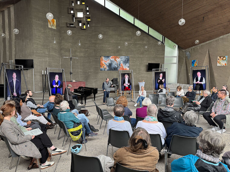 Dr. Jörg Beste spricht zu Gästen bei der Eröffnung der Ausstellung „Kirchen als Vierte Orte. Perspektiven des Wandels“ am 7. Mai 2025 in der Nathanaelkirche in Köln. Foto: Felix Hemmers