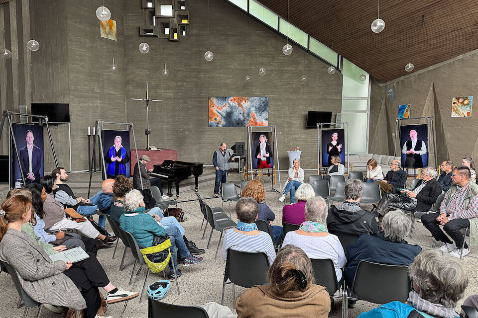 Dr. Jörg Beste spricht zu Gästen bei der Eröffnung der Ausstellung „Kirchen als Vierte Orte. Perspektiven des Wandels“ am 7. Mai 2025 in der Nathanaelkirche in Köln.