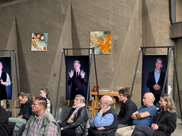 Gäste bei der Ausstellungseröffnung am 7. Mai 2025 in der Nathanaelkirche in Köln. Foto: Felix Hemmers