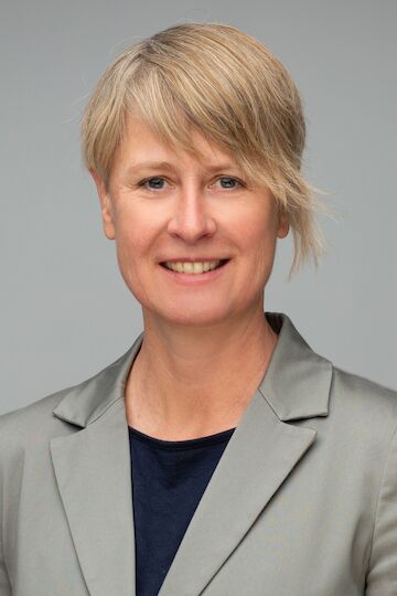 Diplom-Biologin und Fachreferentin für Begrünung am Haus der Gruppe Klimaanpassung bei der Verbraucherzentrale NRW: Andrea Wegner. Foto: Verbraucherzentrale NRW