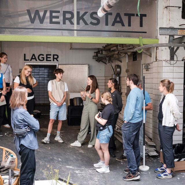 Haben den Innenhof umgestaltet: die Teilnehmer*innen der Summer School 2024.