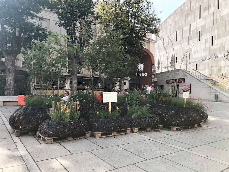 Begrünter Hof im MuseumsQuartier in Wien. Foto: Fenna Tinnefeld