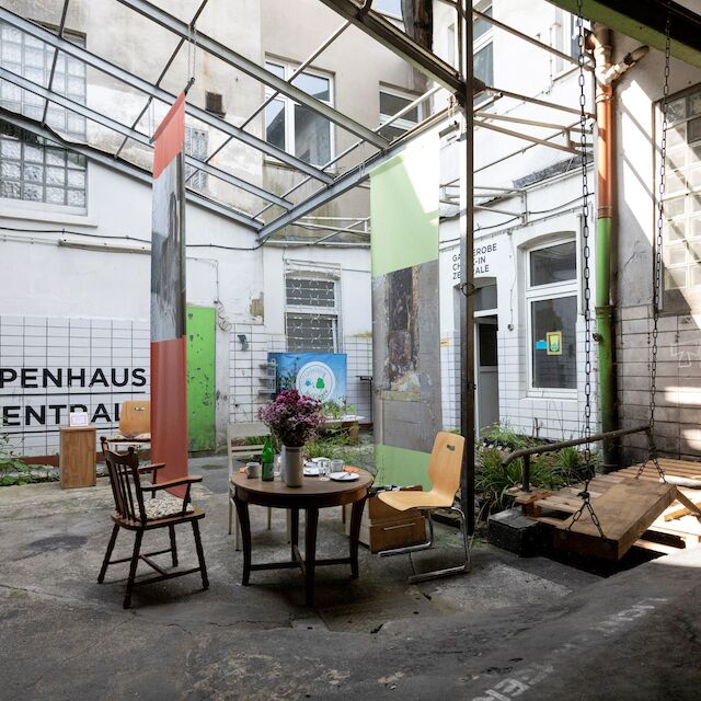 Ein Teil der Ausstellung „Für den Umbau zu wertlos“ im Innenhof des UmBauLabors.