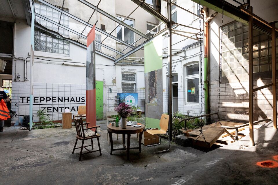 Ein Teil der Ausstellung „Für den Umbau zu wertlos“ im Innenhof des UmBauLabors.