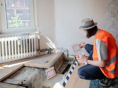 Ein Besucher der Ausstellung „Für den Umbau zu wertlos“. Foto: Claudia Dreyße